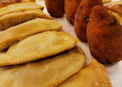 Empanada e arancini al sugo