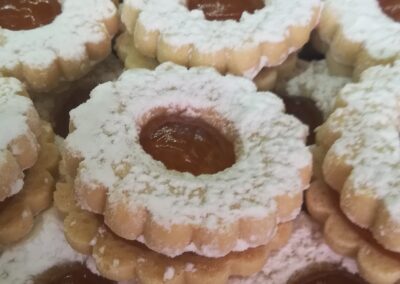 Biscotti con marmellata e zucchero a velo