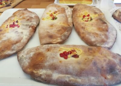 Scacciata con pomodoro e formaggio